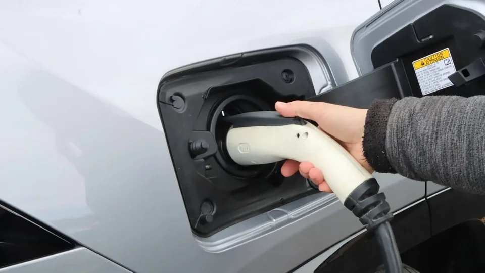 Digital EV dashboard displaying 48-amp 11.5 kW high speed charging rate